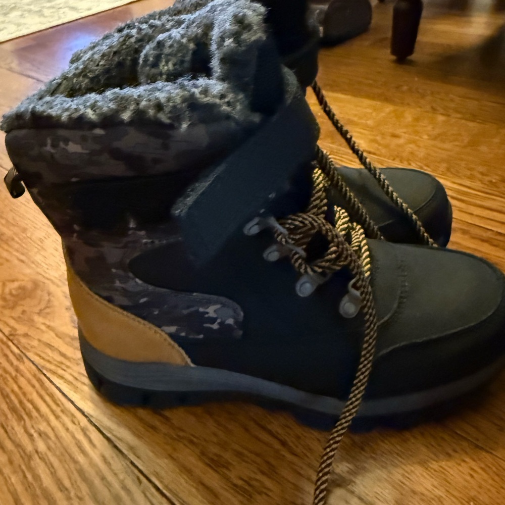 Brand new snow boots